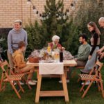 Familie beim Grill-Abend