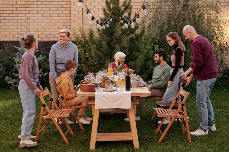 Familie beim Grill-Abend