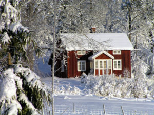 Skandinavisches Haus im Schnee