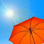Ein Sonnenschirm in der Sonne