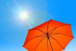 Ein Sonnenschirm in der Sonne