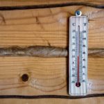 Thermometer auf Holzwand