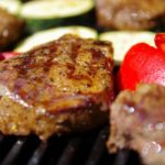 Fleisch und Gemüse werden auf dem Tischgrill zubereitet