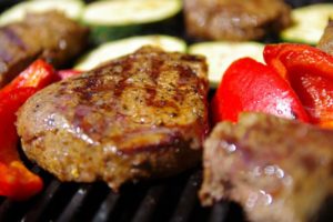 Fleisch und Gemüse werden auf dem Tischgrill zubereitet