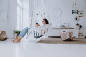frau-in-haengesessel-entspannt
