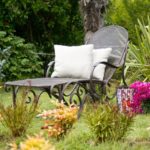 Gartenliege aus Metall, die im Garten steht.