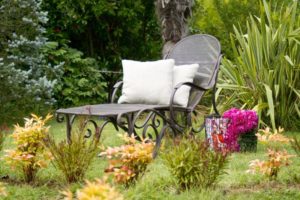 Gartenliege aus Metall, die im Garten steht.