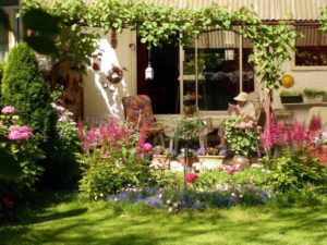Seitlicher Sicht- und Windschutz an einer Gartenterrasse
