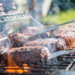 Brennender Grill mit mehreren Steaks