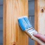 Pinsel mit Holzlasur