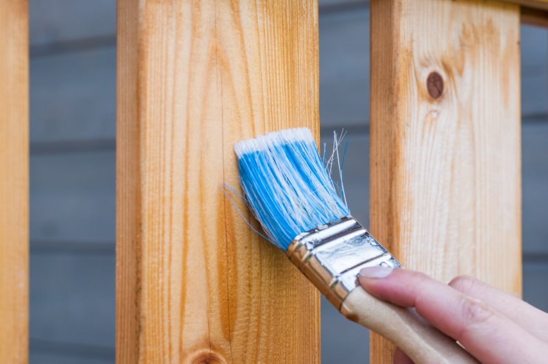 Pinsel mit Holzlasur