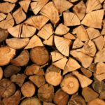 Holzstapel aus gespaltenem Holz