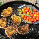 Gemüse und Fleisch auf einem Kugelgrill