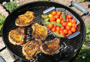 Gemüse und Fleisch auf einem Kugelgrill