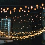 Lichterkette hängt im Garten