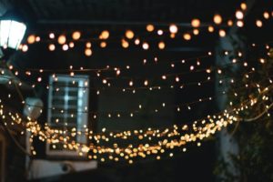 Lichterkette hängt im Garten