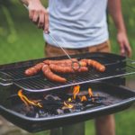 Mann grillt mit einem Säulengrill