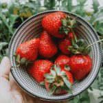 Hier siehst Du eine Schale mit Erdbeeren gefüllt.