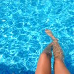Füße im Pool ausgestreckt