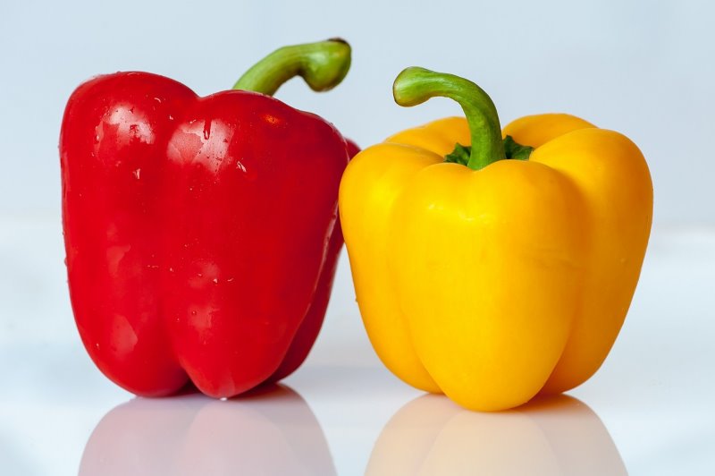 süße rote Paprika mit einer noch nicht voll ausgereiften gelben Paprika