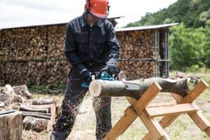 Schnittschutzhose mit Kettensäge