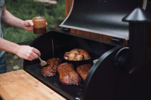 gegrilltes Fleisch auf einem Smoker