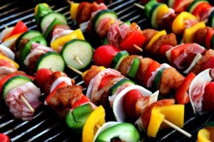 Spieße auf einem Holzkohlegrill