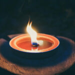 Gartenkerze: Brennende Flammschale.