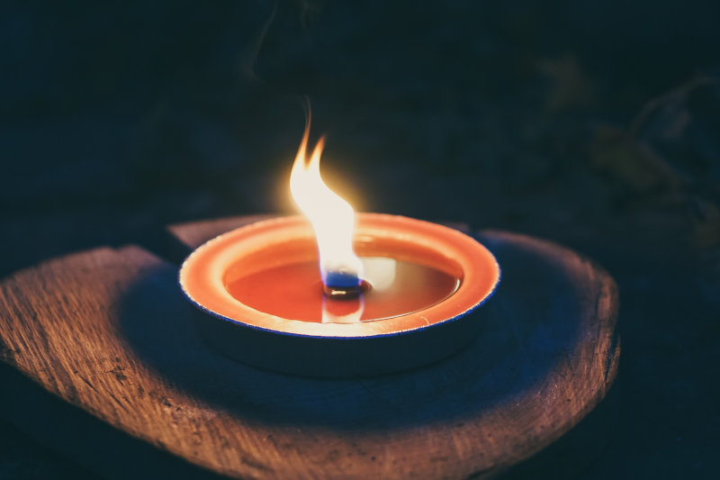 Gartenkerze: Brennende Flammschale.