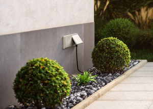 Eine in einer Hauswand integrierte Gartensteckdose