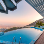Eingebauter Pool mit einer schönen Landschaft im Hintergrund