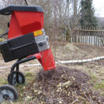 Ein roter Gartenhäcksler steht im Garten