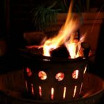 Feuer mit Feuertonne im Garten