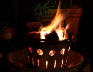 Feuer mit Feuertonne im Garten