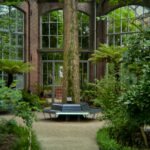 Baum mit Rundbank im Park