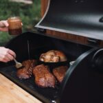 Pelletgrill mit Grillgut wird vorbereitet aufs smoken